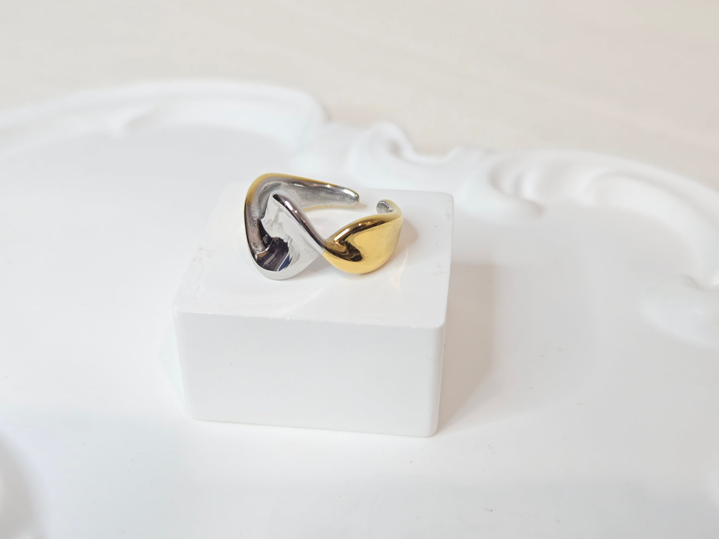 Multi-shade Twisting AdjustableRing