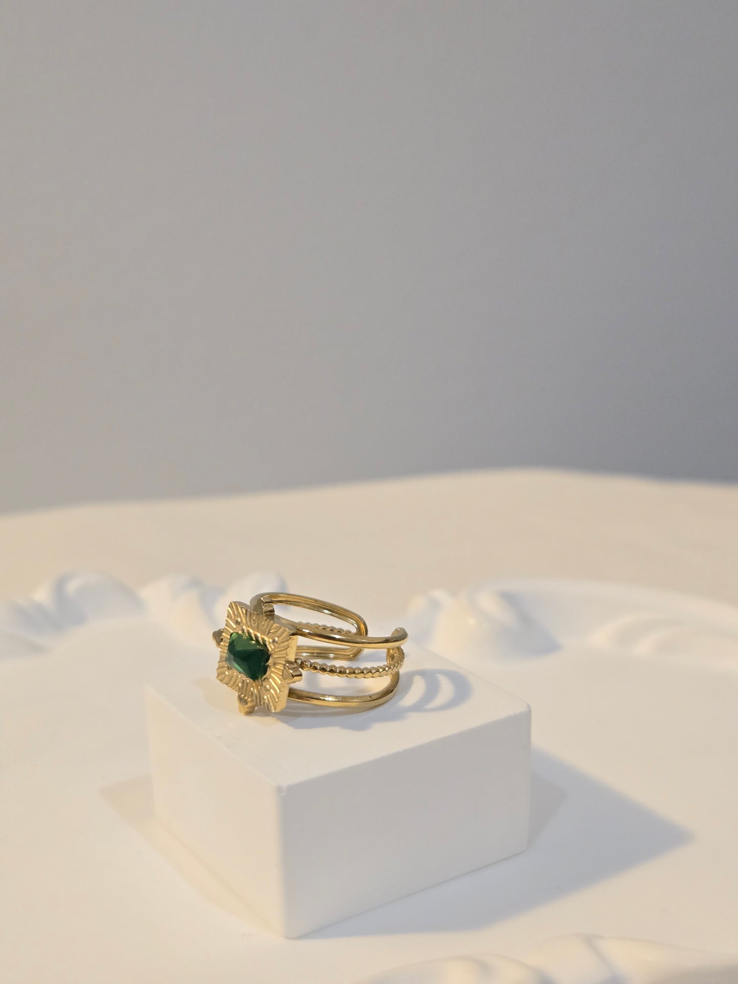 Emerald Cntrepiece Adjustable Golden Ring