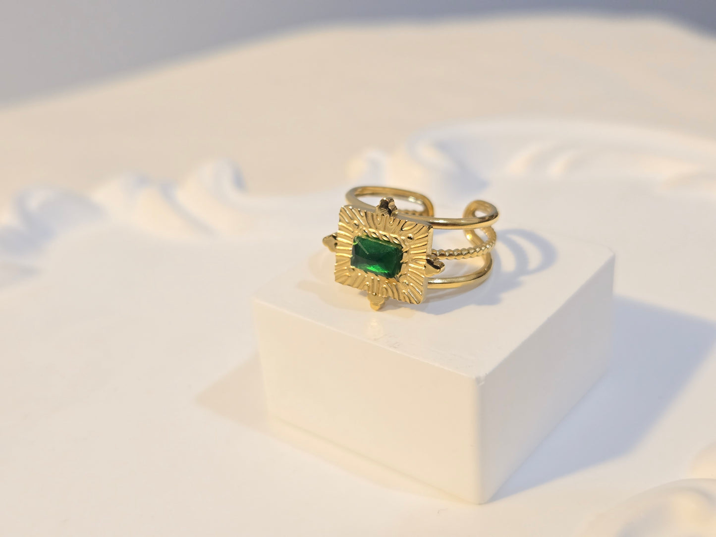 Emerald Cntrepiece Adjustable Golden Ring