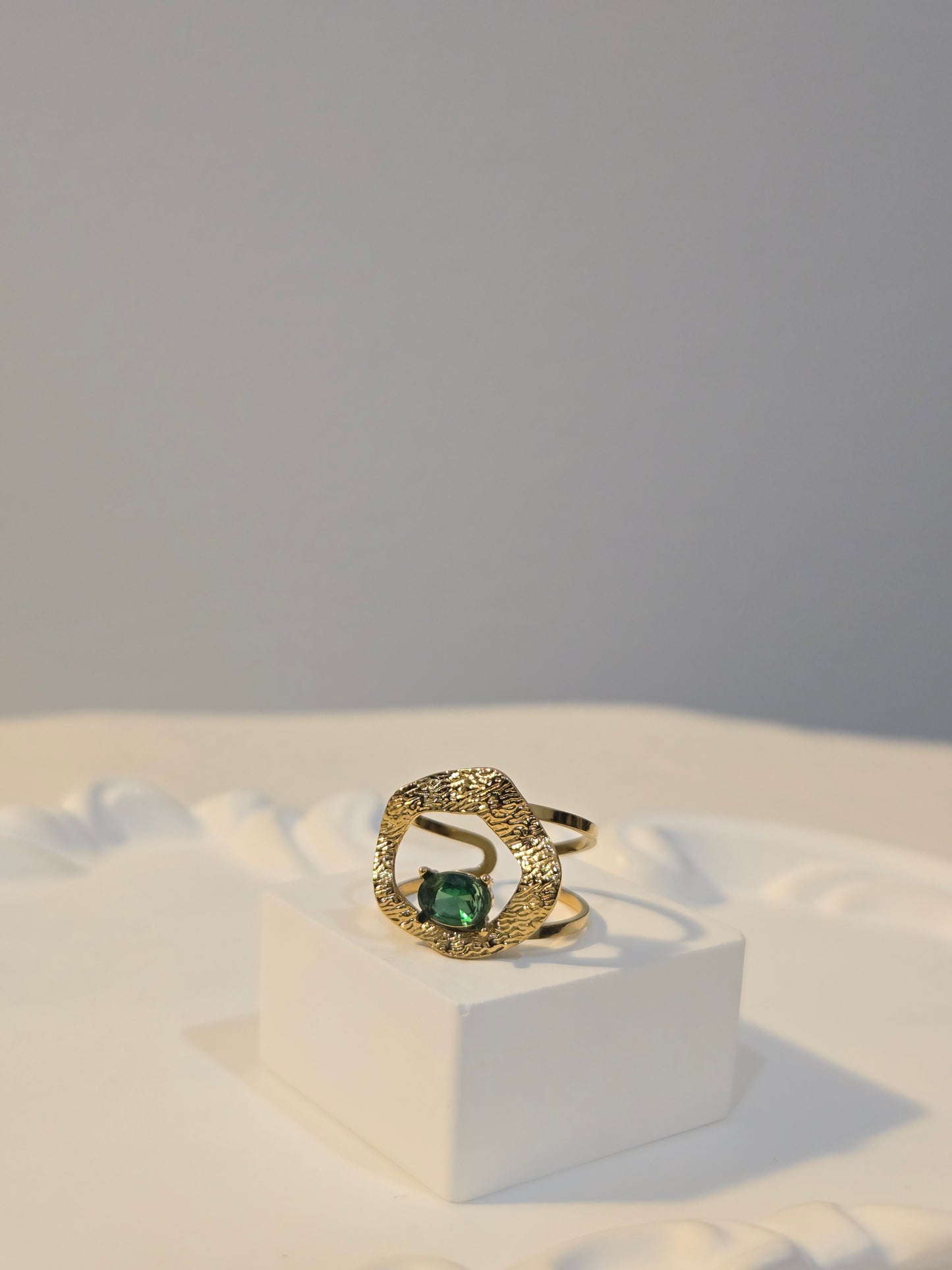 Emerald Cntrepiece Adjustable Golden Ring