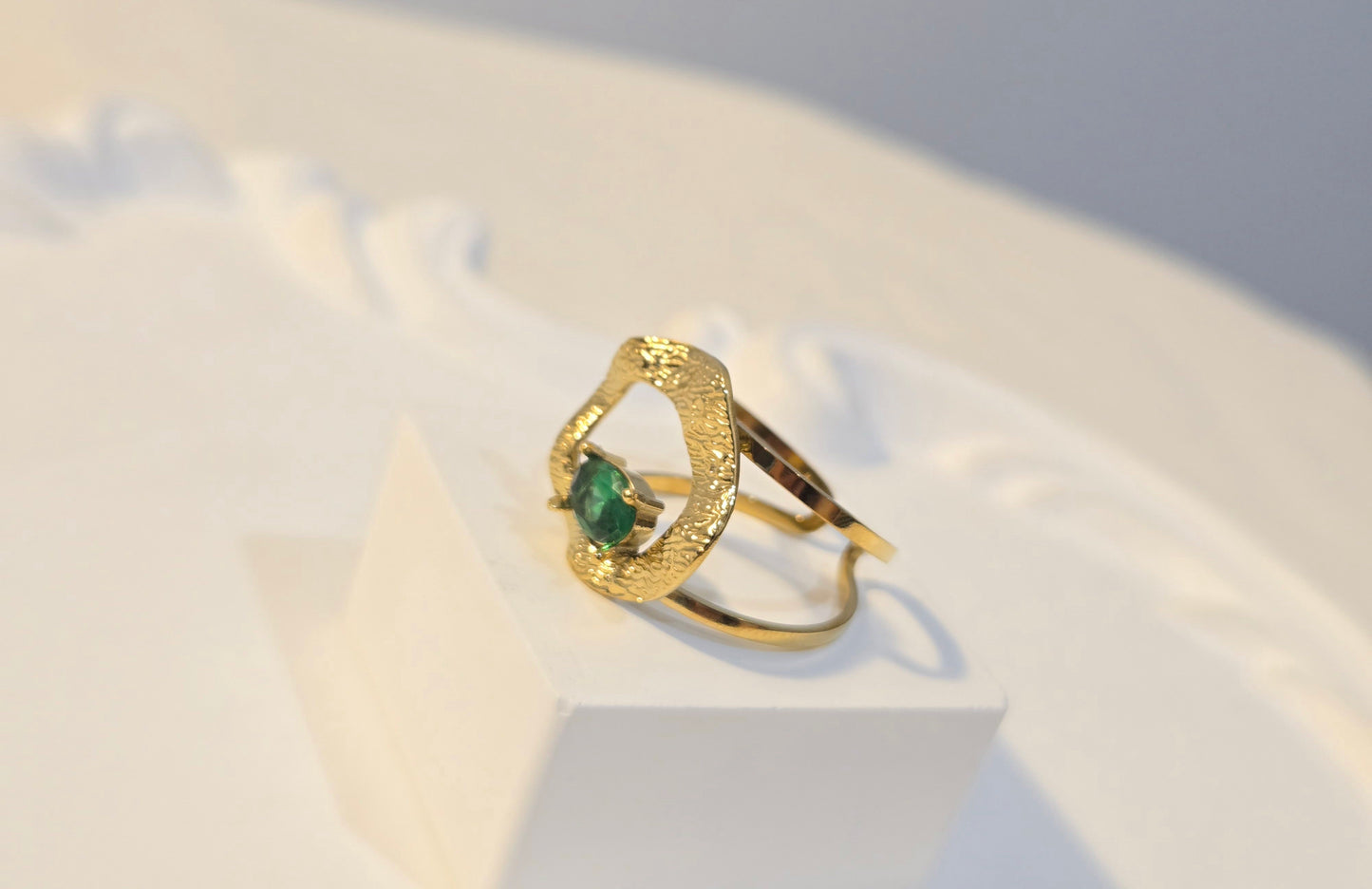 Emerald Cntrepiece Adjustable Golden Ring