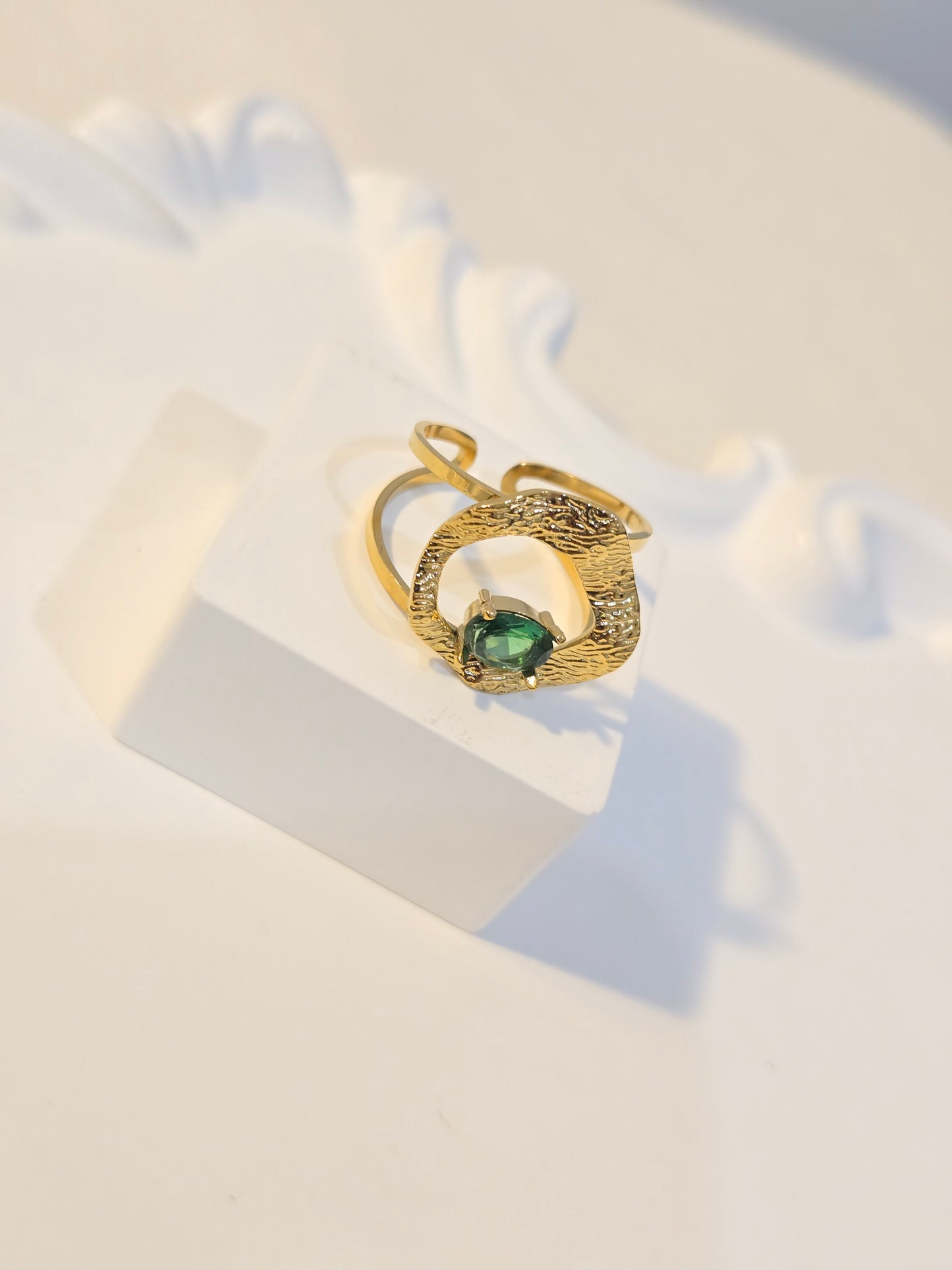 Emerald Cntrepiece Adjustable Golden Ring