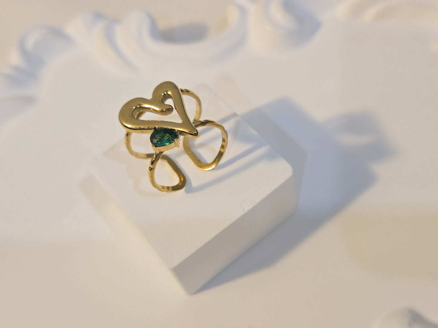 Emerald Cntrepiece Adjustable Golden Ring