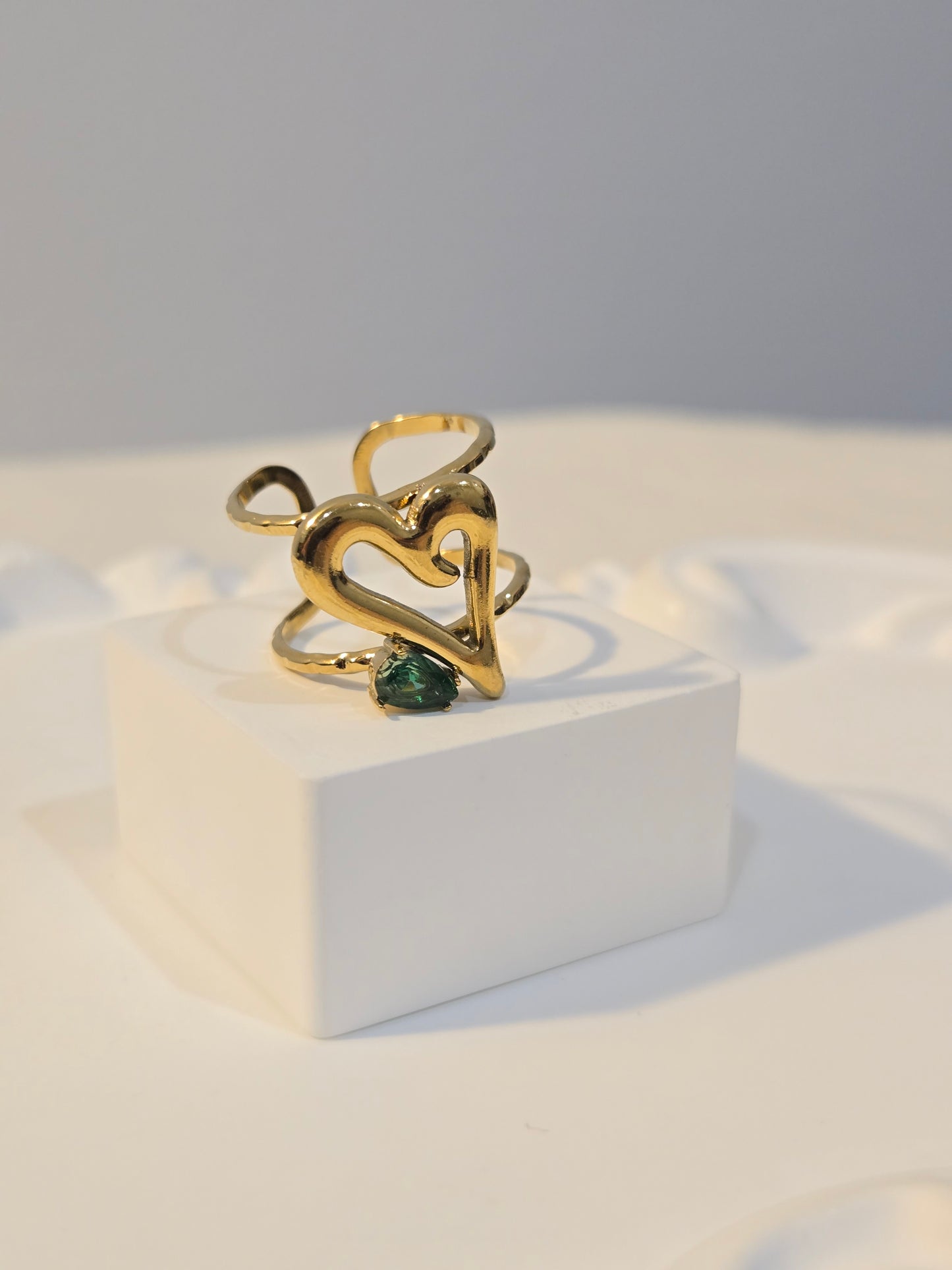 Emerald Cntrepiece Adjustable Golden Ring