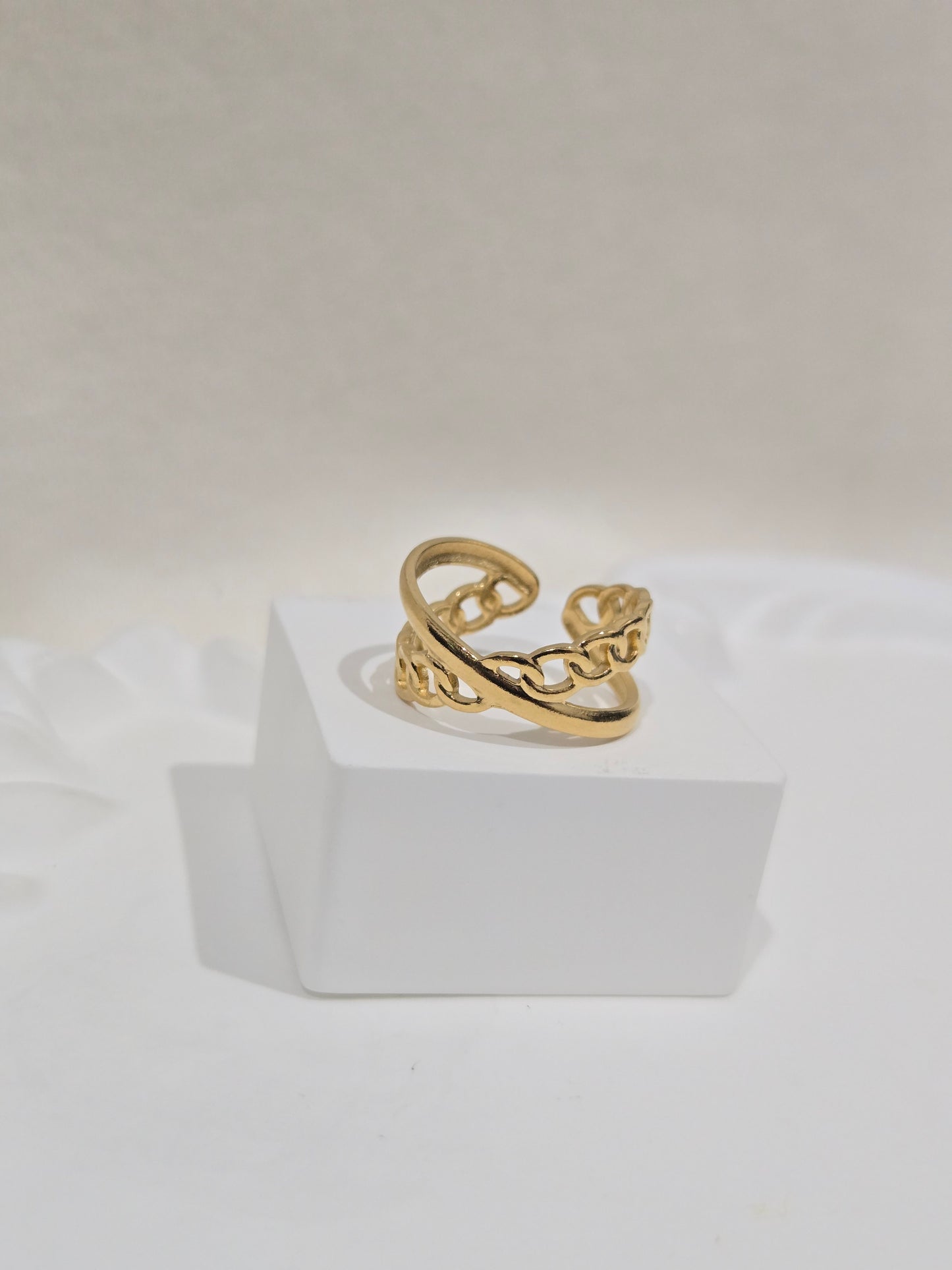 Criss-kros Adjustable Ring