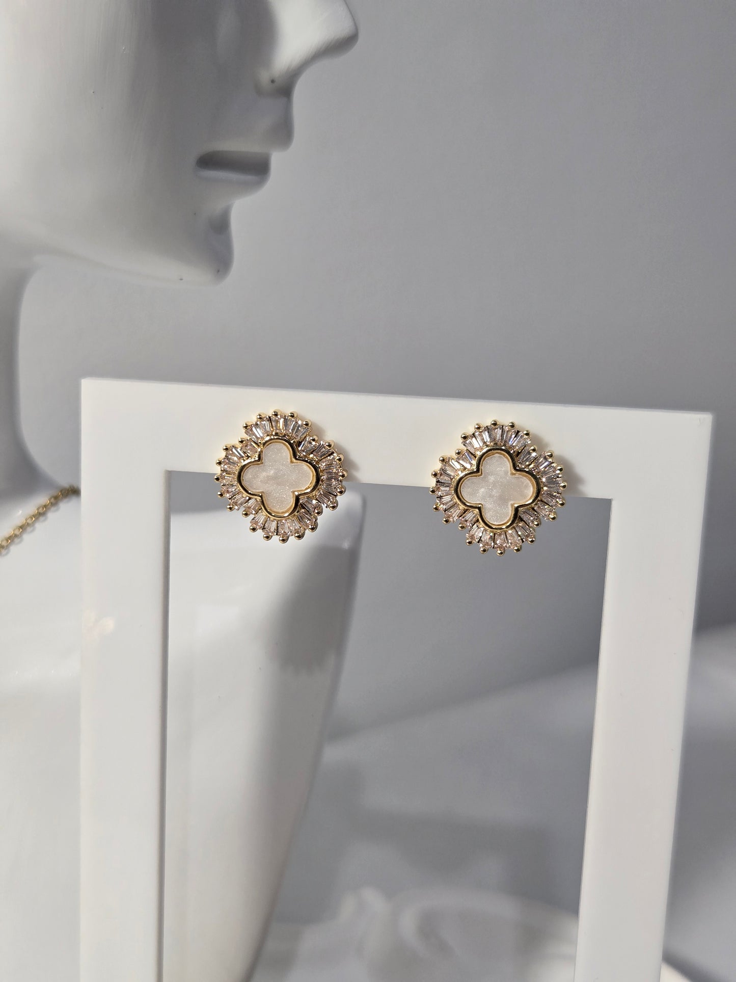 Sparkly White Clover Necklace Earrings Set