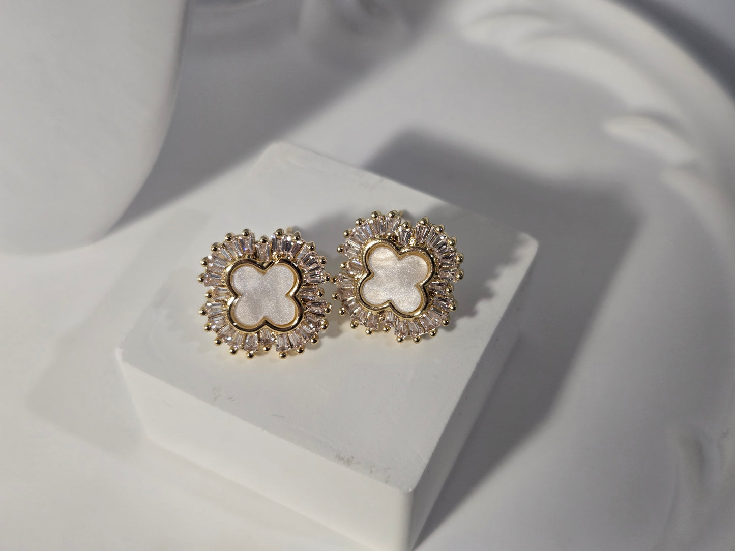 Sparkly White Clover Necklace Earrings Set