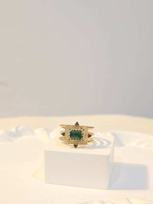 Emerald Cntrepiece Adjustable Golden Ring