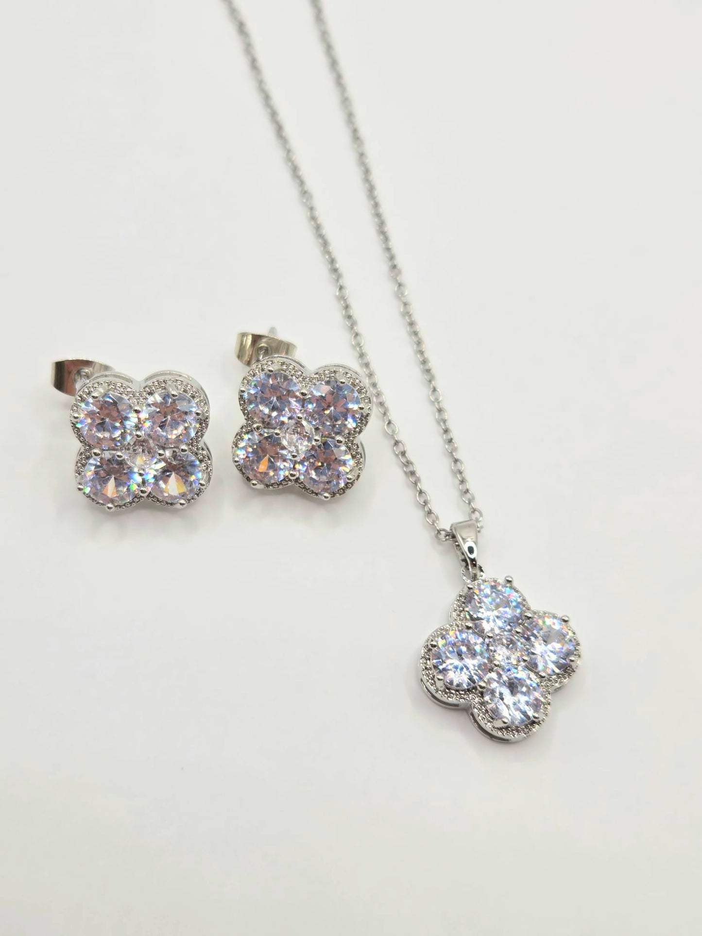 Sparkling Four-leaf Clover Pendant Set